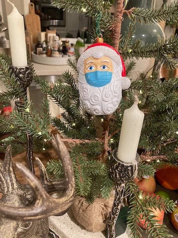 12. Санта тоже в маске - как и все мы.