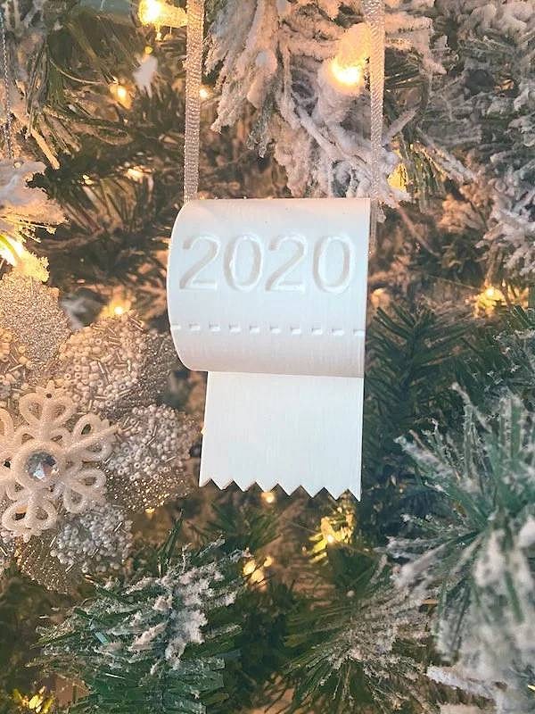 17. Туалетка - это, похоже, самый популярный мотив для елочных игрушек в этом году! Что ж, заслуженно :)