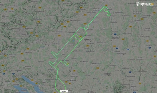 Немецкий пилот пролетел 200 км, чтобы вычертить в небе огромный шприц как символ начала вакцинации против Covid-19 в Европе