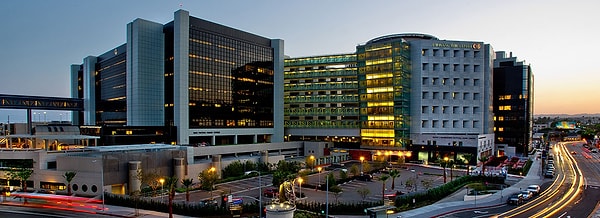 2. Маргарита провела почти 3 недели в Седарс-Синайском медицинском центре Лос-Анджелеса, в том числе несколько дней на аппарате ИВЛ.