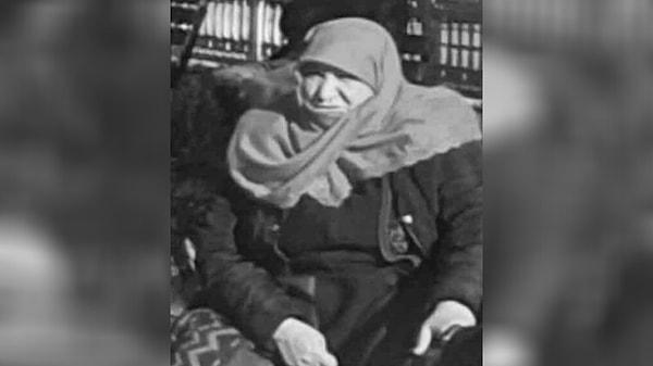 22 ARALIK 2020: Iğdır'da 65 yaşındaki Hanım Kayar, arkadaşıyla mesajlaşan kızını bıçak çeken abisinden korumaya çalışırken oğlu tarafından öldürüldü.