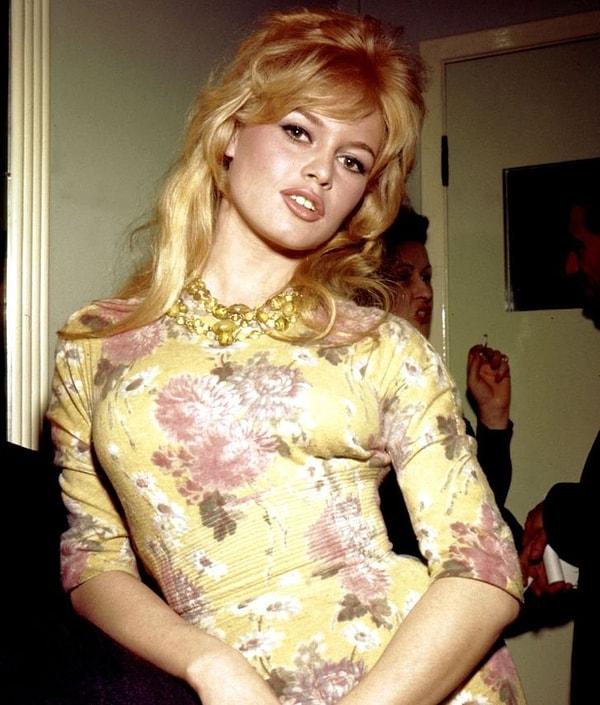3. Brigitte Bardot, saçlarındaki lüleleri şekillendirmek için kendi tükürüğünü kullanırmış.