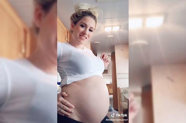 TikTok'ta 'Blonde Bunny' adlı bir anne adayı ikiz bebeklerine hamileyken tekrar hamile kalarak üçüz doğuracağını açıklayan bir video çekti.