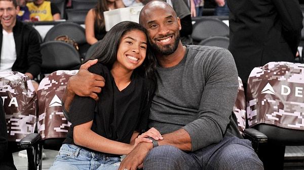 1. ABD'li efsane basketbolcu Kobe Bryant ve 13 yaşındaki kızı Gianna, California'daki helikopter kazasında hayatını kaybetti.