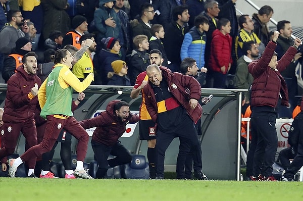 2. Fenerbahçe'yi 3-1 mağlup eden Galatasaray, 20 yılı aşkın süre sonra rakibini Kadıköy’de yenerek tarihi bir galibiyet elde etti.