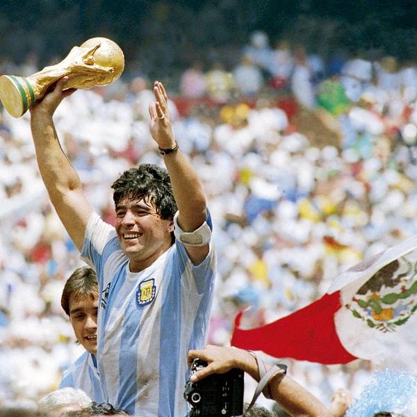 27. Arjantinli efsane Diego Armando Maradona, 60 yaşında hayatını kaybetti.