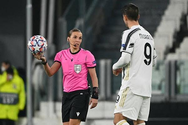 32. Şampiyonlar Ligi'nde ilk kez bir kadın hakem sahaya çıktı. Stephanie Frappart Juventus-Dinamo Kiev maçında düdük çaldı.