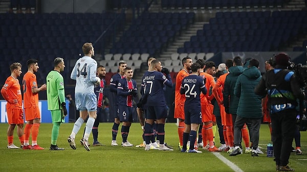 33. UEFA Şampiyonlar Ligi'nde deplasmanda PSG'ye konuk olan Medipol Başakşehir, yardımcı antrenör Pierre Webo'ya dördüncü hakem Coltescu tarafından söylenen ırkçı ifadeler nedeniyle sahadan çekildi. Rakip PSG de temsilcimize destek vererek sahadan çekilme kararı aldı.