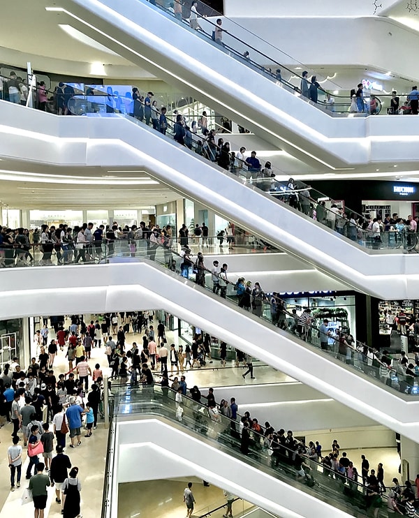 15. Almanya'da alışveriş yaparken mağazaya girdiğinizde bedeninizi bulmak için reyonlara yığılmadan, mağaza çalışanları size yardım edene kadar bekleyin.