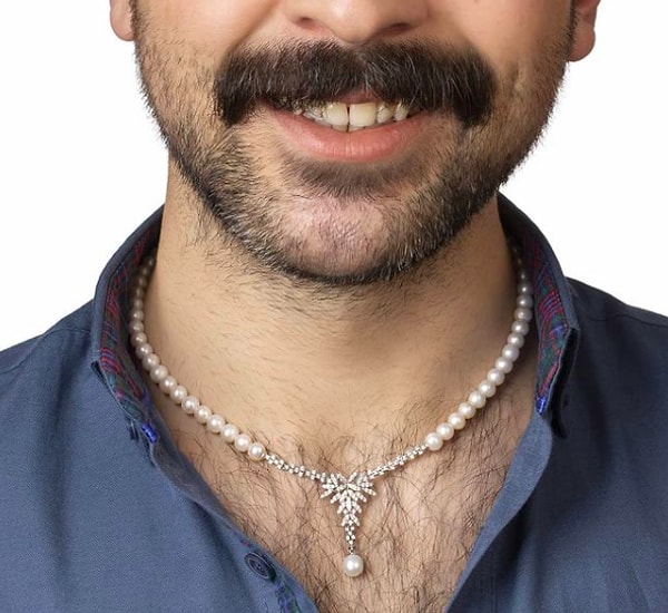 А теперь забудьте все, что вы знаете! Один ювелир в турецком городе Стамбул выбрал для демонстрации своих ювелирных изделий очень необычную фотомодель.