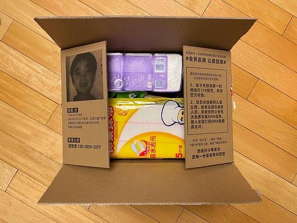 6. "Çin'in en büyük e-ticaret sitesi kargo kutularının üstüne kayıp insanların fotoğraflarını basıyor."