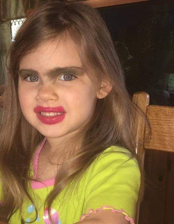 15. "Моя племянница решила наложить немного макияжа". Что ж, для первого раза неплохо!