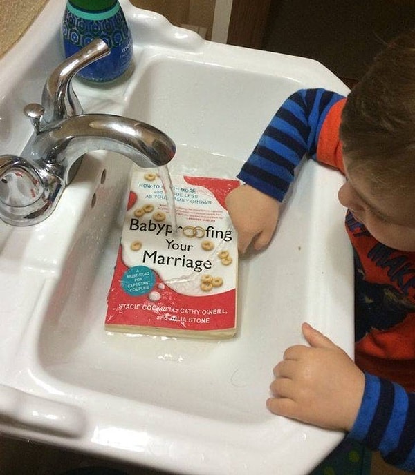 14. "Захожу в ванну и вижу, как мой сын моет в раковину мою книжку!"