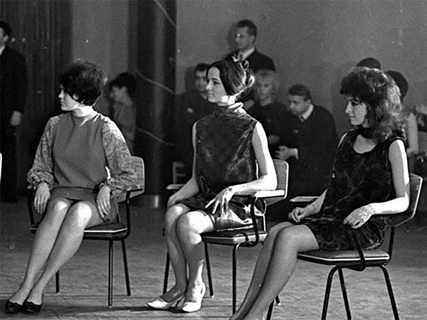 12. Ну и не забываем, что по факту первые конкурсы красоты в СССР прошли ещё в середине 60-х. В новосибирском Академгородке в кафе-клубе "Под интегралом" ежегодно 8 марта с 1965-1968 годы проводился конкурс "Мисс-Интеграл".