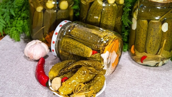 6. Для оливье лучше всего использовать маринованные, а не соленые огурцы - они придадут мягкости