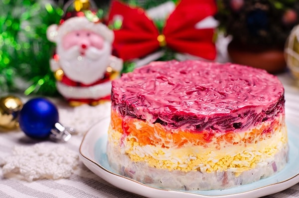 7. Сельдь под шубой. Попробуйте вместо сельди взять слабосоленую семгу, и вы удивитесь новому вкусу блюда. Очень вкусны в салате копченая сельдь, красная икра и креветки.