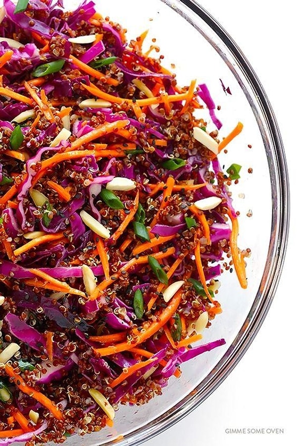 15. Для приготовления горячих салатов овощи необходимо не варить, а запекать: сэкономите время и витамины. Запеченные овощи получаются упругими и не теряют привлекательного внешнего вида.