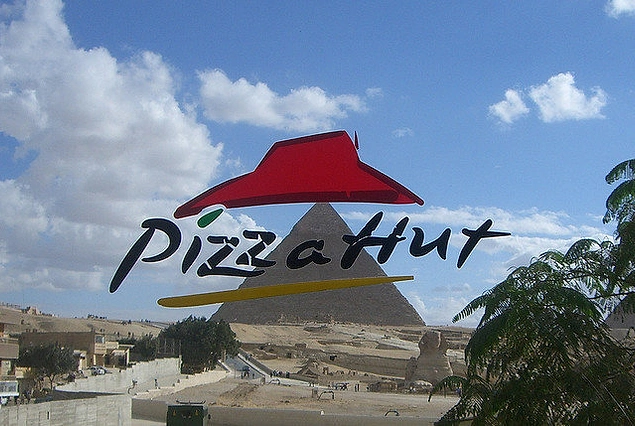 Misir, pizza yeyərkən piramidalara baxa biləcəyiniz yeganə ölkədir.