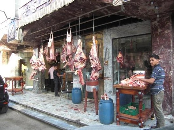 15. Etler sokakta asılı ve açık bir şekilde satılıyor.