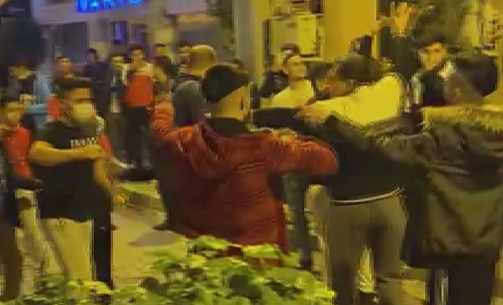 Kumkapı'da Sokakta Sosyal Mesafesiz Yılbaşı Kutlaması