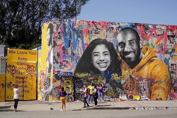 1. Los Angeles Lakers taraftarları, helikopter kazasında hayatını kaybeden Kobe Bryant ve kızı Gianna Bryant ile resmedilen duvar önünde toplanıyor.