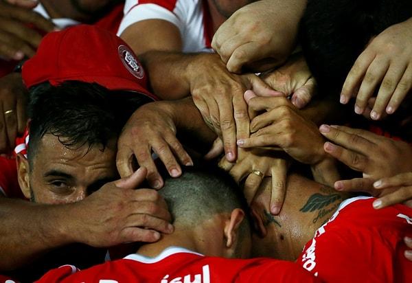 14. Libertadores kupası üçüncü ön eleme maçında Internacional'dan Paolo Guerrero taraftarlar ve takım arkadaşlarıyla ilk golünü kutluyor.