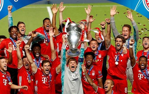17. Şampiyonlar Ligi Finali'nde PSG'yi yenen Bayern Münih oyuncuları kupa ile kutlamada.