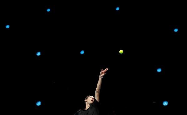 18. Londra'da Avusturyalı Dominic Thiem, Yunanlı tenisçi Stefanos Tsitsipas'a karşı grup aşaması maçında...