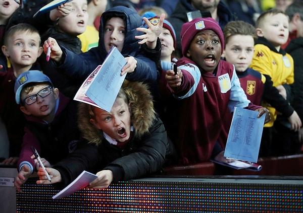 19. Aston Villa-Manchester City maçından bir kare. Genç Aston Villa hayranları imza için yarışıyor.