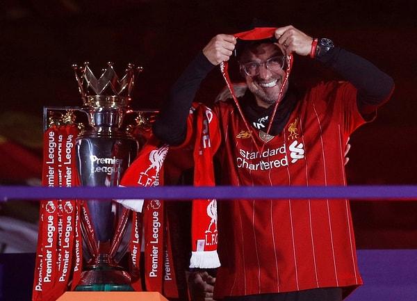 20. Liverpool menajeri Juergen Klopp, Anfield'da Premier Lig şampiyonluğu kutlamasında.