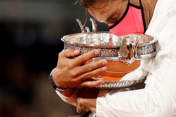 25. Fransa Açık Finali'nde Rafael Nadal'ın, Novak Djokovic’i mağlup ettikten sonra kupayla yaşadığı sevinç.