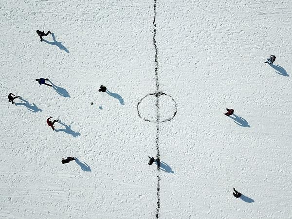 34. Doğu Anadolu`nun en büyük ikinci gölü olan ve kış aylarında yüzeyi tamamen buzla kaplanan Çıldır Gölü`nde bir araya gelen gençler, göl üzerinde futbol oynamanın keyfini yaşadı.