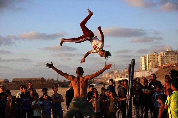 39. Gazze`de güzel havayı fırsat bilen Filistinliler, Gazze sahiline akın ederek spor aktiviteleriyle eğlenmeye çalıştı.