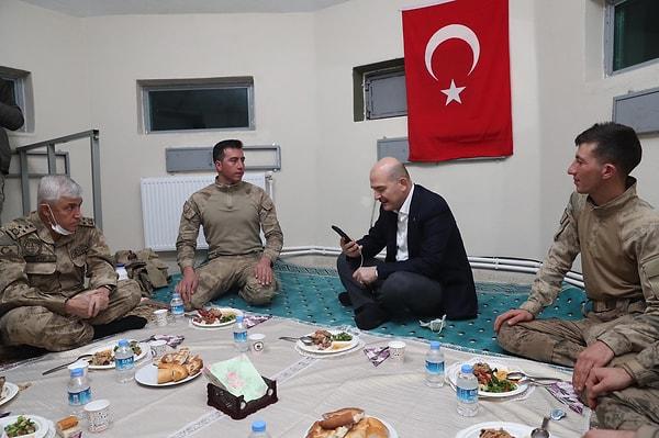 İçişleri Bakanı Soylu’nun askerlerle birlikte yerde yemek yerken verdikleri fotoğraf, sosyal medyada tartışmalara neden oldu.