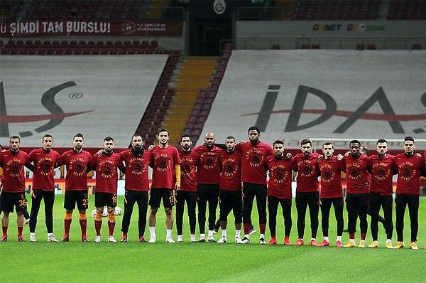 Galatasaray ve Antalyasporlu futbolcular, maçı öncesi ısınmaya "Geçmiş olsun Omar" yazılı tişörtlerle çıktı.