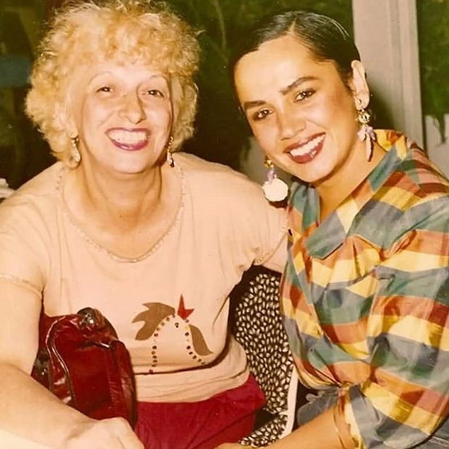Aysel'in 2005 yılında Dishy dergisine verdiği bir röportaja denk geldim. Sohbetin tamamını okuyunca orada, o evde olmak istiyorsunuz ama bir yandan da Aysel'den gelecek herhangi bir lafı yeme korkusunu da içinizde hissediyorsunuz. Ben şimdi size o röportajdan ilginç kesitleri sunacağım.