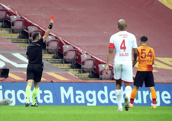 Galatasaray'da Emre Kılınç, 51. dakikada direkt kırmızı kart gördü. Bu kart Emre'nin Süper Lig kariyerindeki ilk kırmızı kartı oldu.