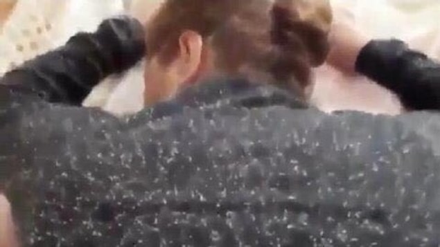 Geçtiğimiz günlerde S.M. adlı vatandaş cinsel içerikli film izlerken eşinin kazağından onu tanımış ve aldatıldığını öğrenmişti.