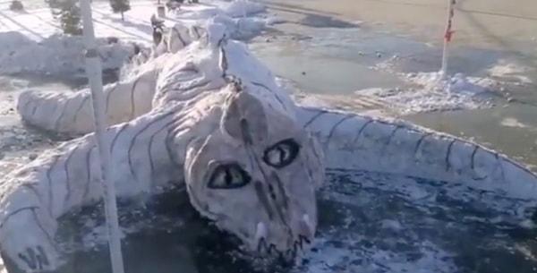 27. Canları sıkıldıkça Van Gölü canavarının robot resmini çiziyorlar...