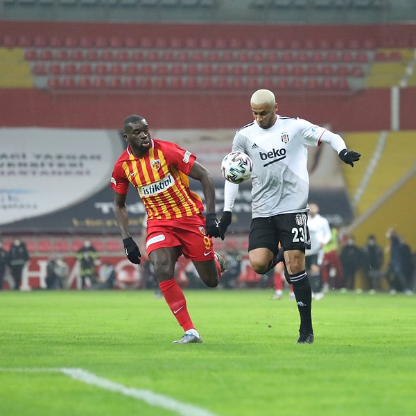 Oldukça sıkıcı geçen ilk yarıda gol sesi çıkmadı: 0-0.