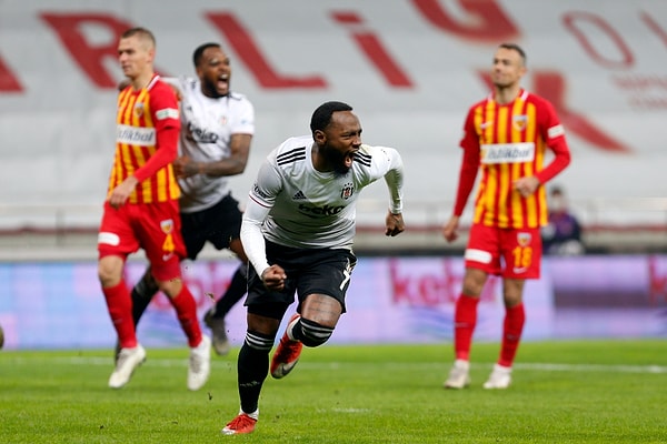 Topun başına geçen N'Koudou, Beşiktaş'ı 1-0 öne geçirdi.