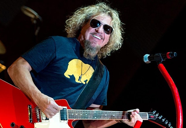 3. Sammy Hagar, Lars'tan yalnızca 10 dakika büyüktür.