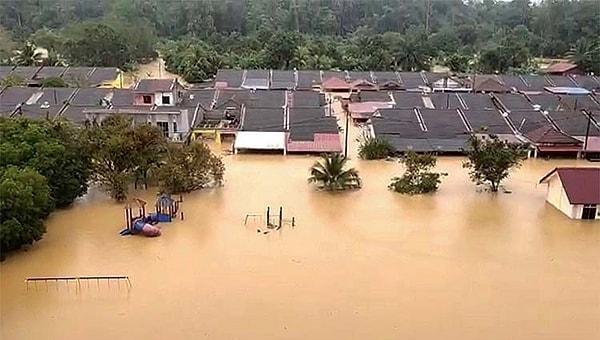 Pahang'da ise şimdiye kadar selden etkilenen 513 kişinin güvenli bölgelere götürüldüğü kaydedildi.