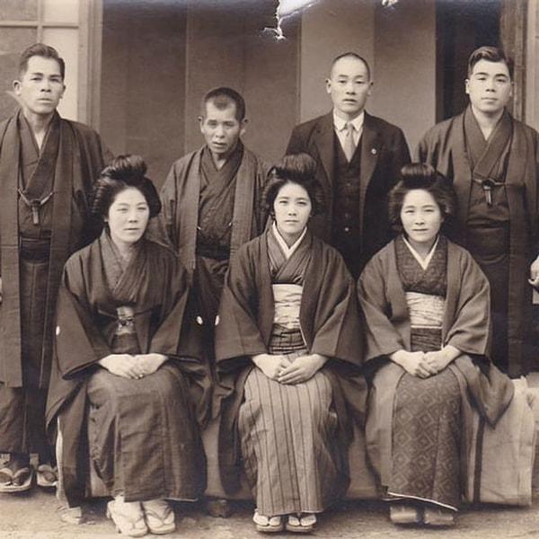1 Ocak 2021'de 118 yaşına basan Kane Tanaka'nın 20 yaşındaki fotoğrafı, alt ortadaki kişi Tanake.