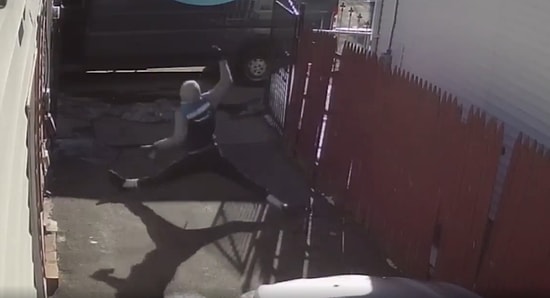 İşini Severek Yapan Kargo Çalışanının Dans Ederek Kendinden Geçtiği Anlar