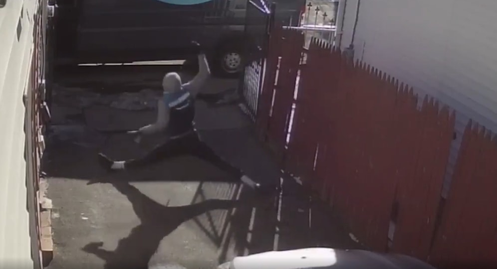 İşini Severek Yapan Kargo Çalışanının Dans Ederek Kendinden Geçtiği Anlar