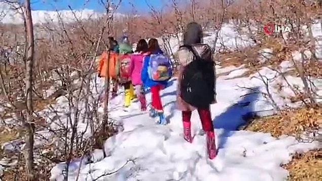 6. Siirt'te EBA'ya bağlanmak için -10 derecede saatlerce yürümek zorunda kalan öğrenciler...