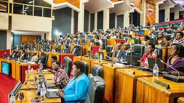 1. Ruanda Alt Meclisi parlamentosunda erkek üyeden çok kadın üye bulunur.