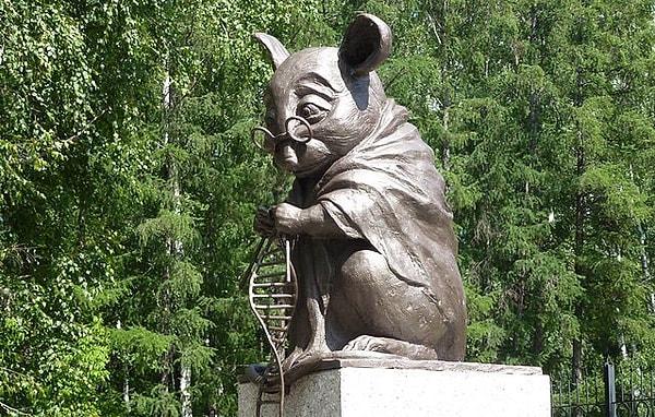 2. Rusya'da laboratuvar faresine adanmış bir heykel bulunur.