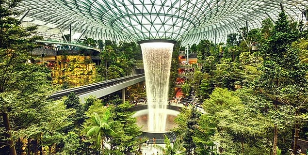 15. Singapur Havalimanı'nın içinde dünyanın en uzun kapalı mekan şelalesi vardır.